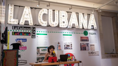 Programa especial d'El matí de Catalunya Ràdio, amb Laura Rosel, i l'Apocalipsi del matí de Catalunya Ràdio, amb Elisenda Carod, Elisenda Pineda i Charlie Pee, des de l'edifici Miramar de Sitges amb motiu de la inauguració de l'exposició dels 40 anys de la companyia teatral La Cubana. Sitges. 17 de juny de 2021