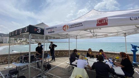 Programa especial d'El matí de Catalunya Ràdio, amb Laura Rosel, i l'Apocalipsi del matí de Catalunya Ràdio, amb Elisenda Carod, Elisenda Pineda i Charlie Pee, des de l'edifici Miramar de Sitges amb motiu de la inauguració de l'exposició dels 40 anys de la companyia teatral La Cubana. Sitges. 17 de juny de 2021