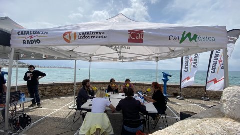 Programa especial d'El matí de Catalunya Ràdio, amb Laura Rosel, i l'Apocalipsi del matí de Catalunya Ràdio, amb Elisenda Carod, Elisenda Pineda i Charlie Pee, des de l'edifici Miramar de Sitges amb motiu de la inauguració de l'exposició dels 40 anys de la companyia teatral La Cubana. Sitges. 17 de juny de 2021
