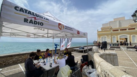 Programa especial d'El matí de Catalunya Ràdio, amb Laura Rosel, i l'Apocalipsi del matí de Catalunya Ràdio, amb Elisenda Carod, Elisenda Pineda i Charlie Pee, des de l'edifici Miramar de Sitges amb motiu de la inauguració de l'exposició dels 40 anys de la companyia teatral La Cubana. Sitges. 17 de juny de 2021