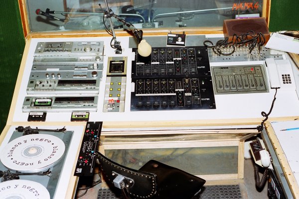 Estudi central de Ràdio Pineda a l'edifici de Can Xaubet l'any 1989