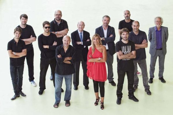 Equip i col·laboradors del programa Directe 4.0 de Ràdio 4 (RNE), dirigit i presentat per Xantal Llavina. D'esquerra a dreta: Enric Cambray, Bernat Dedéu, Bruno Sokolowicz, Albert Riba, Sergi Mas, Jaume Llopis, Xantal Llavina, Lluís Amiguet, Quim Masferrer, Òscar Moré, Saül Gordillo i Albert Rami. Barcelona. Setembre de 2012
