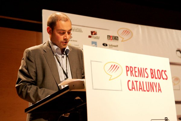Saül Gordillo fa el discurs d’agraïment pel guardó com a pioner en els primers Premis Blocs Catalunya