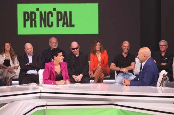 Marta Polo entrevista Saül Gordillo a la presentació de la temporada de 8tv, el 7 de setembre a Sant Just Desvern.