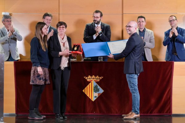 La vídua de Manuel Cuyàs i Gibert, Núria Nogueras, i els seus fills Manuel i Núria recullen la Medalla de la Ciutat
