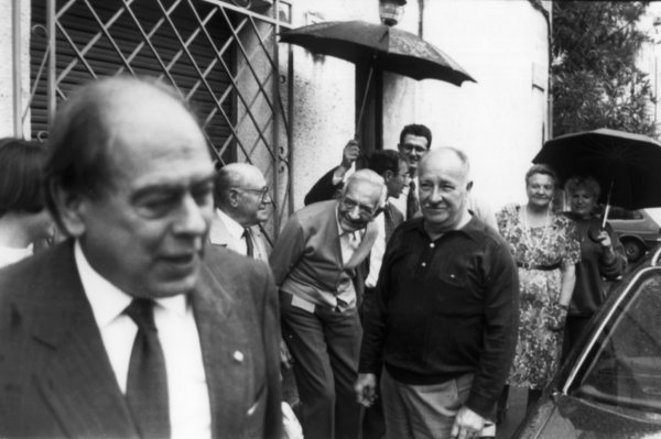 El president de la Generalitat, Jordi Pujol, visita el filòleg Joan Coromines i Vigneaux (1905-1997) al seu domicili de Pineda de Mar. 1992. Foto: Saül Gordillo (El Punt)