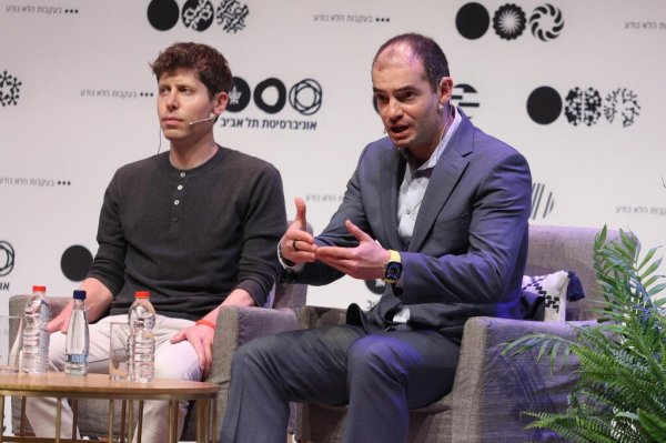 Ilya Sutskever (der.) con el hasta el viernes CEO de OpenAI Sam Altman